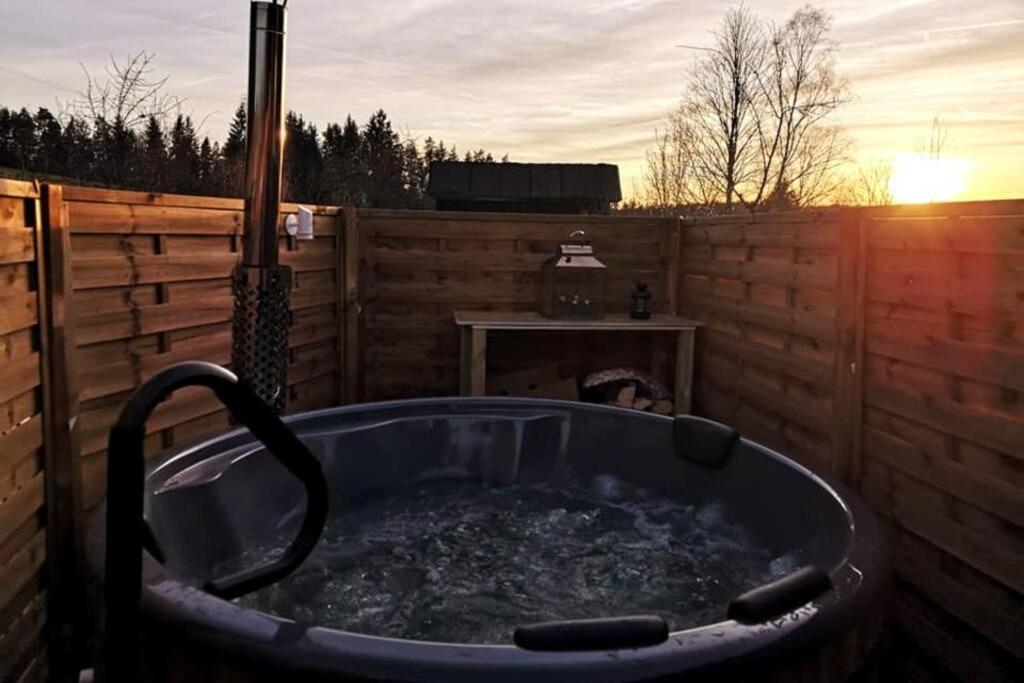 Ruhig Gelegene, Top Moderne Ferienwohnung - Hot Tub Und Sauna Gegen Aufpreis Neuhaus an Der Eger Ngoại thất bức ảnh